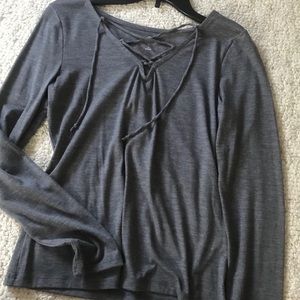 grey long sleeve shirt